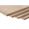 Björkplywoodskivor staplade i ett snett arrangemang, visar ändträet och ytan.