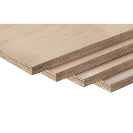 Björkplywoodskivor staplade i ett snett arrangemang, visar ändträet och ytan.