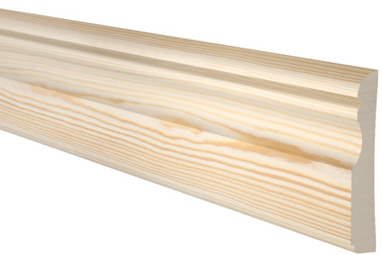 Foderlist i ljus trä med profilerad yta och synlig träådring mot svart bakgrund.