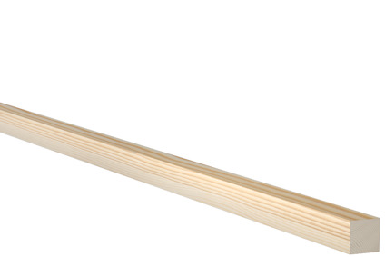 En planhyvlad furulist mot en svart bakgrund.