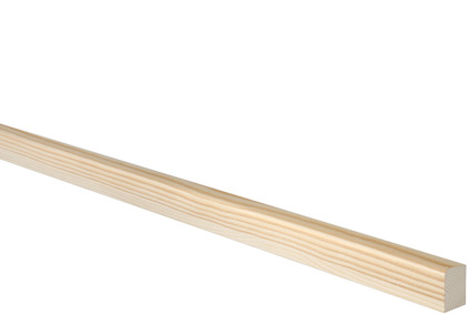 Långt, fyrkantigt trälist av ljus furu mot svart bakgrund.