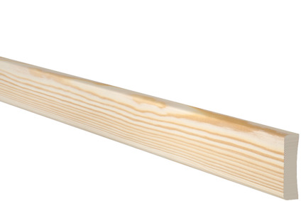 Trälist av furu med naturlig träådring, placerad mot en svart bakgrund.