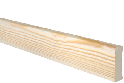 Ljusa trälister av furu med synlig ådring, liggande mot en svart bakgrund.