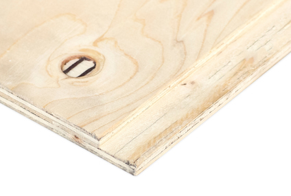 Hörnbild av en ljus plywoodskiva med fals och synlig träådring och en plugg.