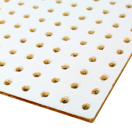 Perforerad vit skiva med jämnt fördelade runda hål.