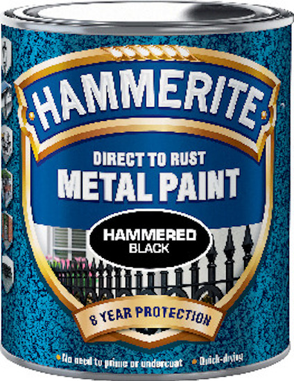 Färgkanna med texten "HAMMERITE DIRECT TO RUST METAL PAINT HAMMERED BLACK" med bilder av staket och text "8 YEAR PROTECTION."
