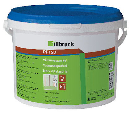 Vit hink med blå lock, innehållande Illbruck PF150 Våtrumsspackel. Etiketten har text på svenska, finska och estniska.