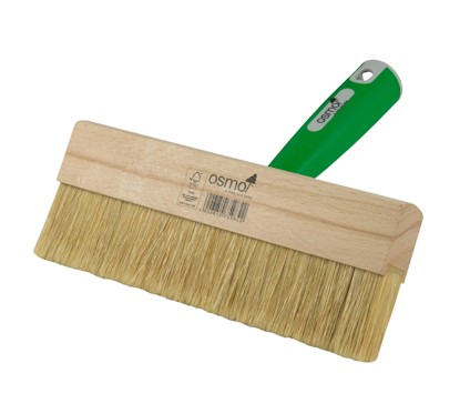 Penselborste med ljusa borst och ett grönt handtag, märkt "osmo".