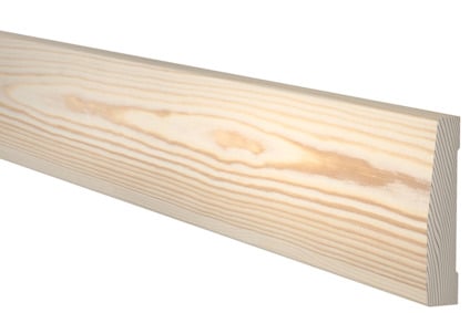 Trälist i ljus furu med synliga ådringar och fasad kant mot svart bakgrund.