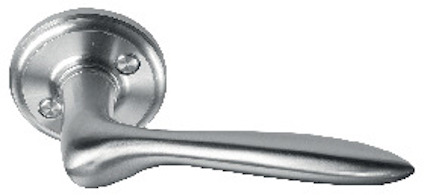 Dörrhandtag i borstat stål med rund rosett, fäst vid underlaget med två synliga skruvar.