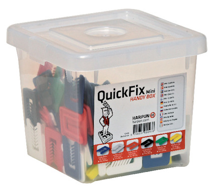 Förpackning med QuickFix Mini distansbrickor i olika färger, genomskinlig plastlåda med etikett.