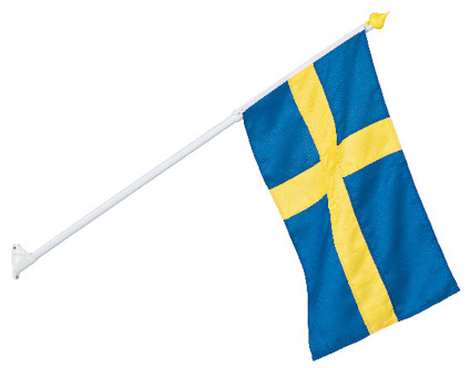 Svensk flagga på vit fasadstång med gult fäste.