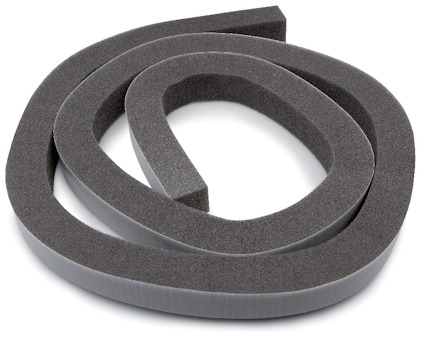 Grå skumlist lindad i en spiralform på en vit bakgrund.