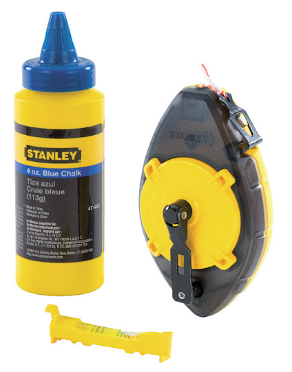 Snörslå med gul och svart design, bredvid en gul burk märkt "STANLEY" med blå krita, samt en gul krok.