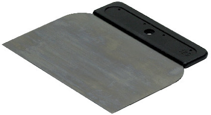 Spackelspatel med svart handtag och bred, rektangulär metallblad, liggande på grå bakgrund.