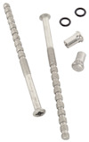 Två långa skruvar med gängor och fyra mindre metalldelar, inklusive två ringar, på en vit bakgrund.