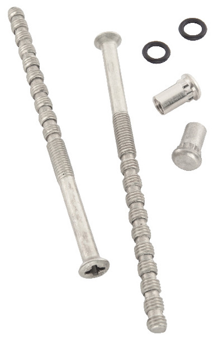 Två långa skruvar med gängor och fyra mindre metalldelar, inklusive två ringar, på en vit bakgrund.