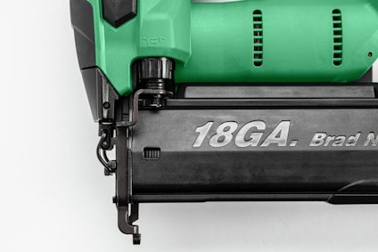 Spikpistol med grön och svart kropp, texten "18GA. Brad Nailer" synlig på sidan.